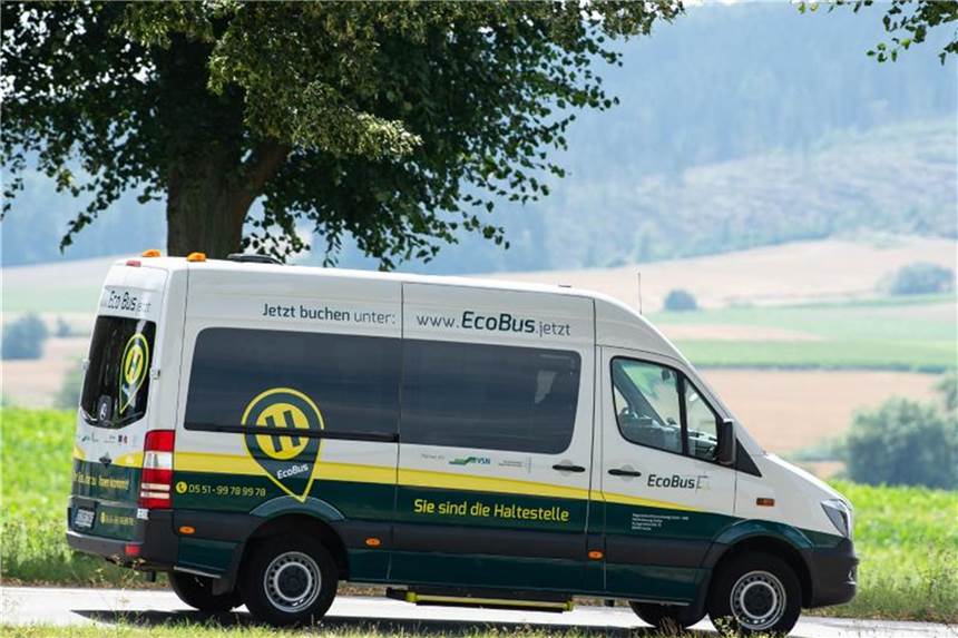 Ohne Auto auch auf dem Land mobil? Das Max-Planck-Institut für Dynamik und Selbstorganisation testet den sogenannten Ecobus im Raum Bad Gandersheim. Die Fahrgäste können ihre Tour per App, Internet oder Telefon buchen. Foto: Swen Pförtner