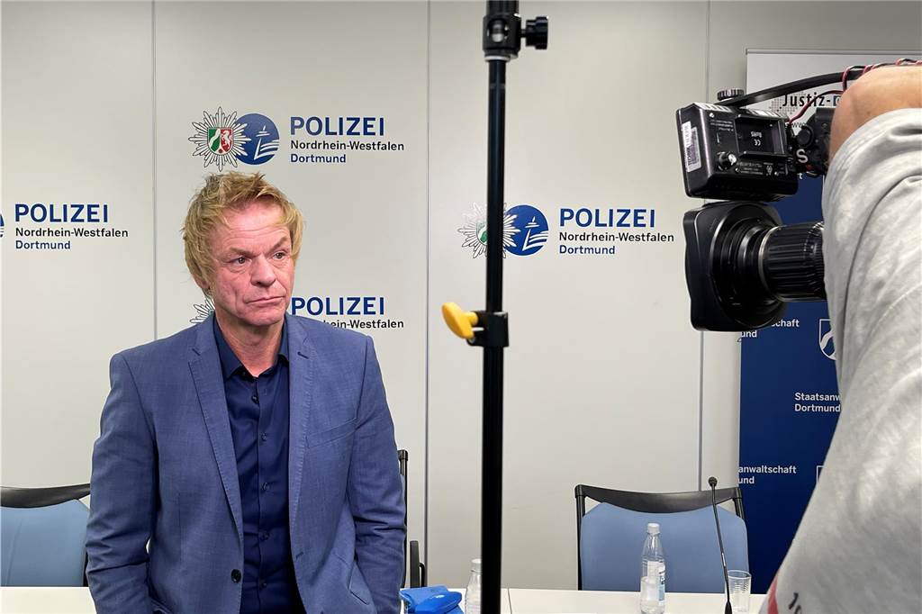 Dortmunder Ermittler untersuchen 42 ungeklärte Mordfälle neu Das Medieninteresse an der neuen Einheit war groß. Carsten Philipps, Leiter des KK11, gab verschiedenen Fernsehsendern Interviews.