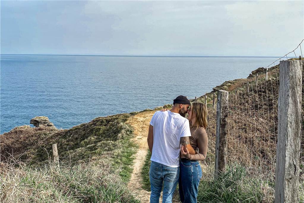 Jenni und Felix Fischer in einer Küstenlandschaft