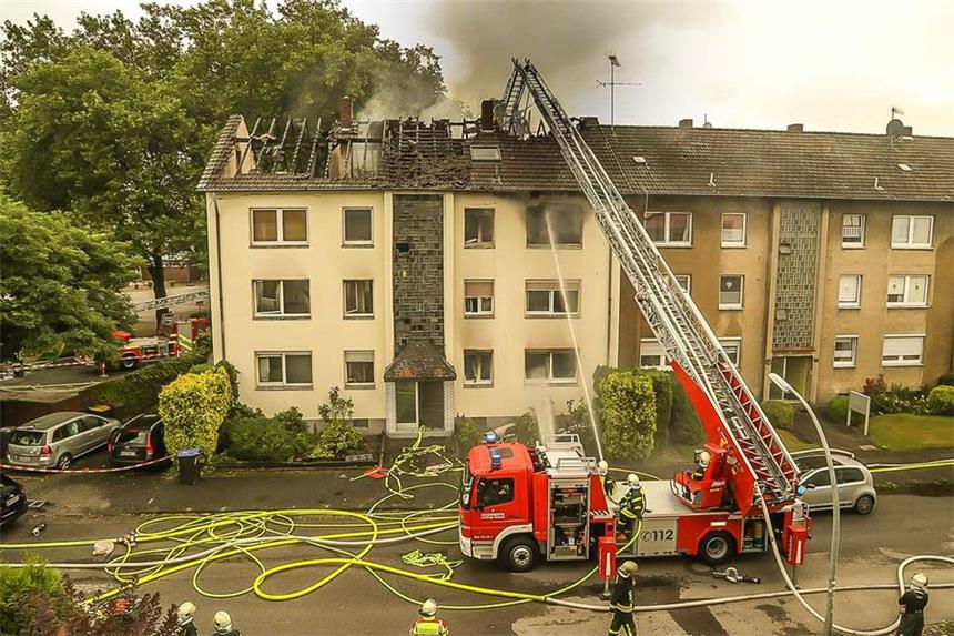 Nach Brand: Unklar, wie es mit Gebäude weitergeht Das Mehrfamilienhaus an der Kirchstraße ist unbewohnbar und muss mindestens teilweise abgerissen werden.
