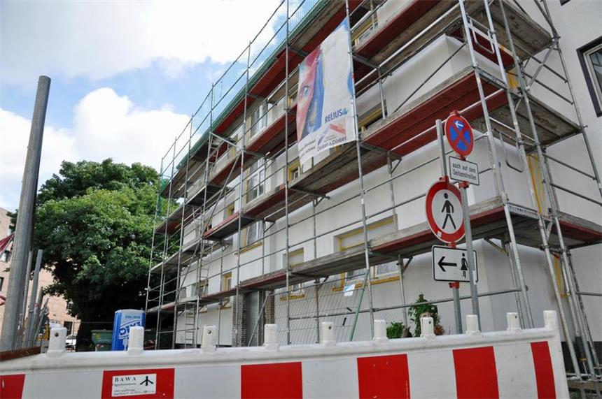 Brand in Ickern: Familien können bald zurückkehren Das Mehrfamilienhaus an der Kirchstraße sieht knapp ein Jahr nach dem Großbrand schon wieder besser aus. Ein paar letzte Arbeiten sind allerdings noch zu erledigen.