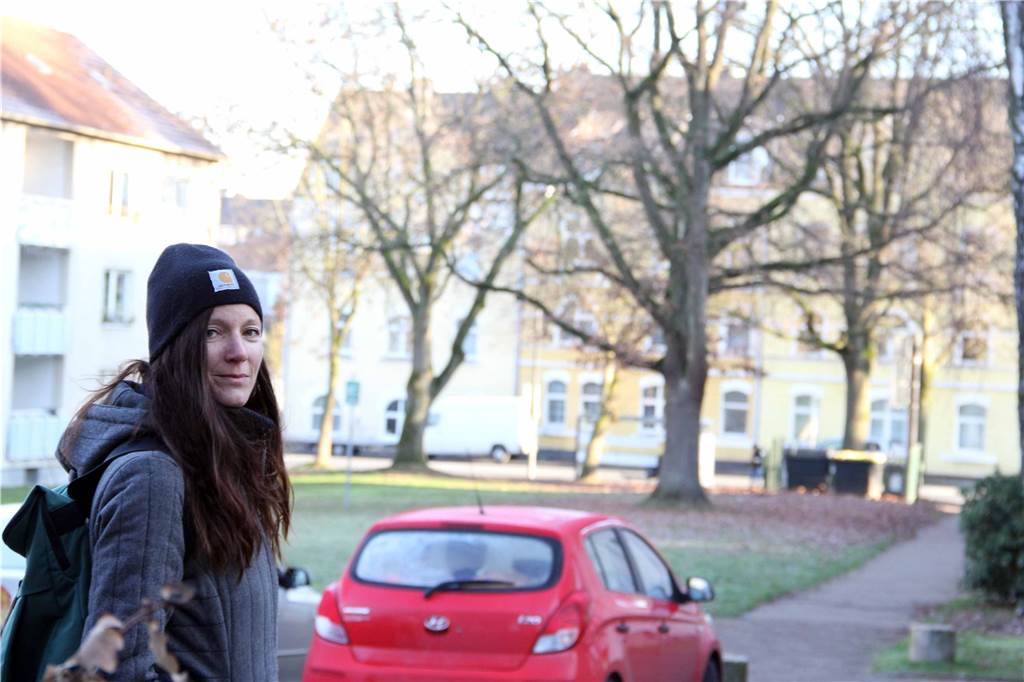 Hoffnungen und konkrete Aussichten: Was wird aus Merklinde? Das Mehrfamilienhaus im Bildhintergrund ist auch ein Problemhaus. Judith Kuhn sagt, dass die Stadt daran gearbeitet habe, hier Gespräche mit den Bewohnern aufzunehmen.