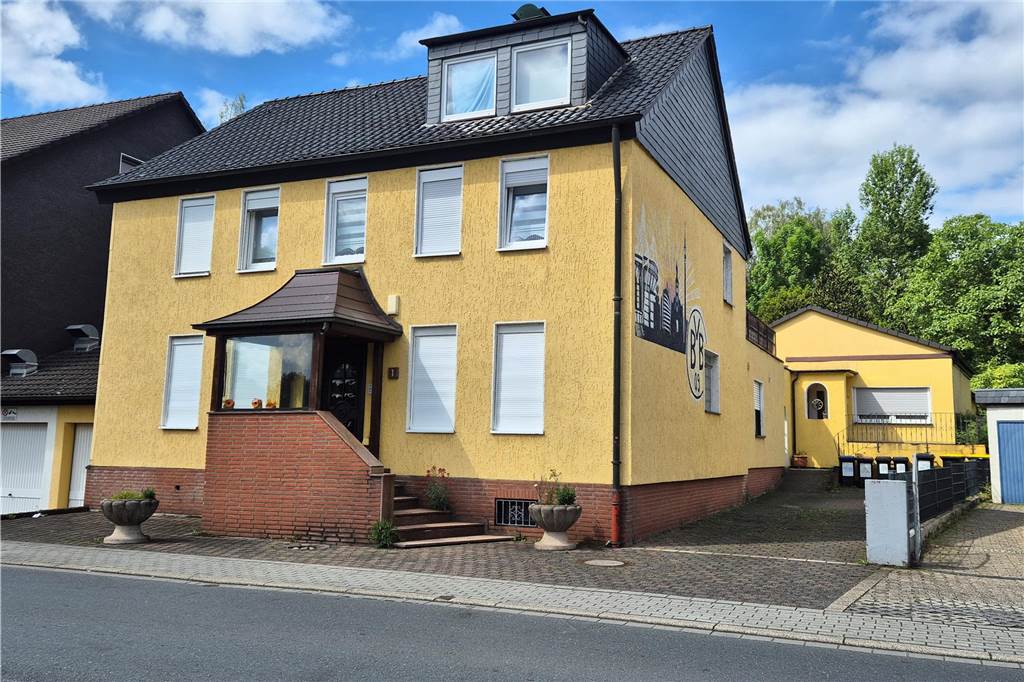 Zwangsversteigerung im Juli: drei Eigentumswohnungen auf einen Schlag Das Mehrfamilienhaus in Dortmund-Schüren.