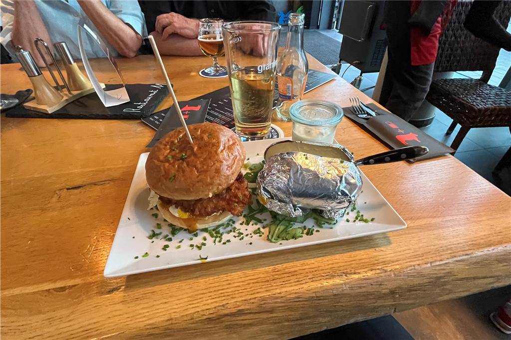 Das Menü des Redakteurs an diesem Abend: Der Burger "zum goldenen Hühnchen" samt heißer Kartoffel.