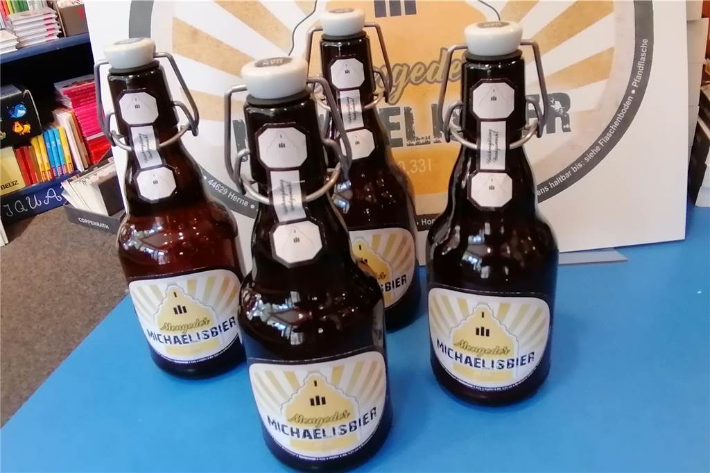 Dortmunder Buchhandlung bringt Michaelis-Bier auf den Markt Das Michaelis-Bier ist ein "kühles Blondes" zum Genießen: ein Geschenk - erhältlich in einer attraktiven 0,33-Liter-Bügelflasche oder als Vierer-Pack im Flaschentray.