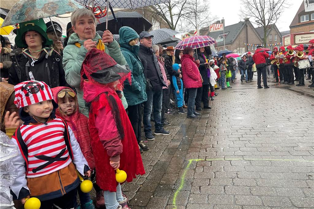 Prinz Christian IV hat die Macht übernommen: „Das letzte Dreigestirn ohne Balkon“ Das miese Wetter hielt die Olfener nicht davon ab, die Schlüsselübergabe zu bejubeln.