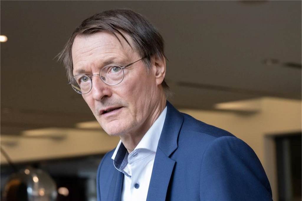 Das Ministerium von Gesundheitsminister Lauterbach verspricht sich dem geplanten Krankenhaus-Register auch Motivation für die Kliniken zu Qualitätsverbesserungen. Foto: Boris Roessler/dpa