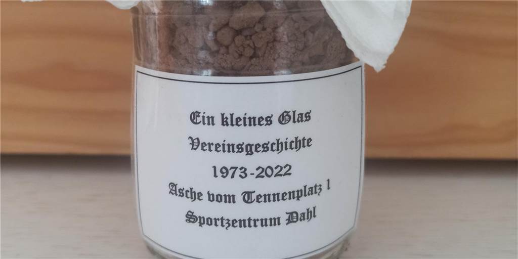 „Eine kleine bleibende Erinnerung“: Eintracht Werne verteilt Gläser mit Asche in der Jugendabteilung Das mit Asche gefüllte Glas soll als Erinnerung an die Zeit unter dem Ascheplatz dienen.