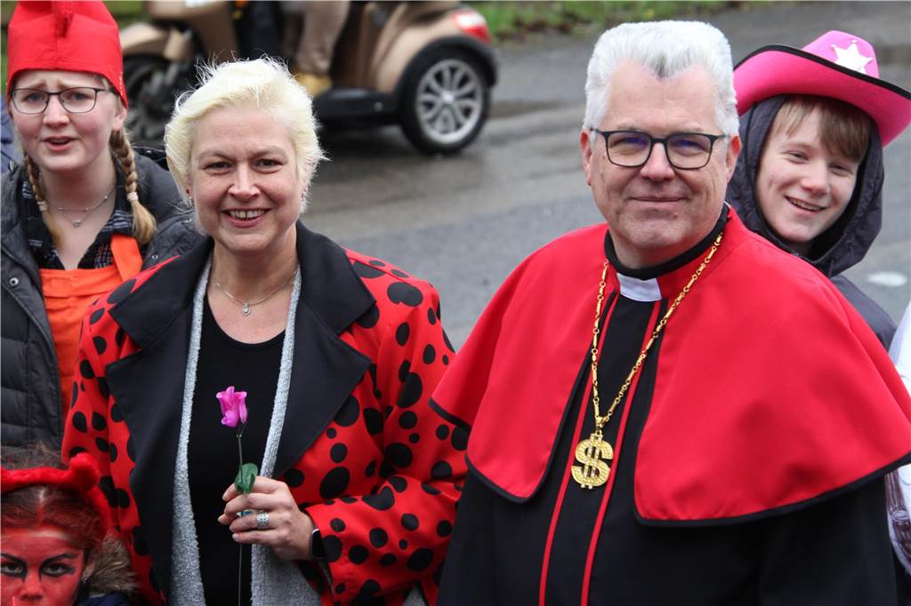 Das mit dem Zölibat nimmt dieser christliche Würdenträger aber an den tollen Tagen nicht so eng. 