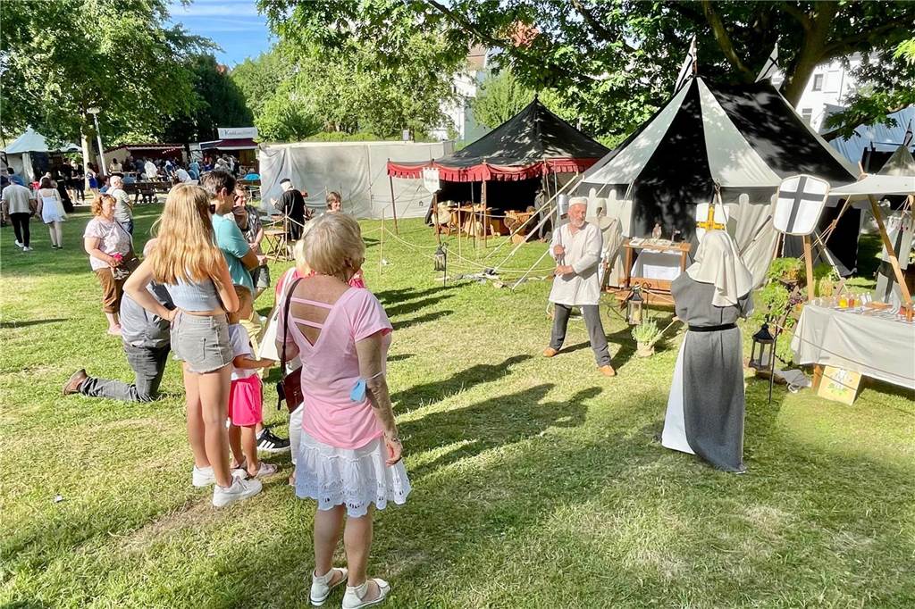 Kein Mittelaltermarkt in Aplerbeck: Eins der schönsten Feste fällt aus Zwei Männer kämpfen mit Schwertern bei der Aplerbecker Schlossfehde.