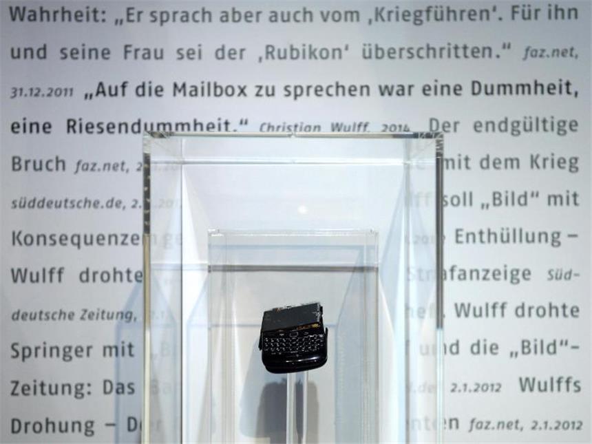 Wulff-Anruf auf Diekmanns Mailbox in Ausstellung zu hören Das Mobiltelefon von Bild-Chefredakteur Diekmann im Zeitgeschichtlichen Forum in Leipzig. Foto: Hendrik Schmidt