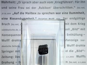 Das Mobiltelefon von Bild-Chefredakteur Diekmann im Zeitgeschichtlichen Forum in Leipzig. Foto: Hendrik Schmidt