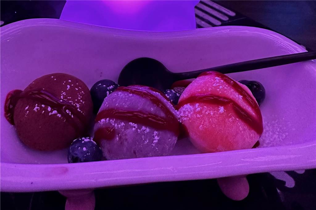 Hier werden Edamame im Hasenkopf serviert: Das Oishinbo im Test Das Mochi Eis schmeckt gut, haut uns aber nicht völlig um.