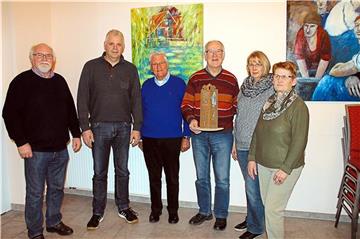 Das Modell der Stele hält Theo Franzbach, Vorsitzender des Heimatvereins Nienborg (3.v.r.), bereits in den Händen. Im Juni soll das von Künstler Michael Franke gefertigte Objekt aus Stahl dann in der Bült installiert werden.