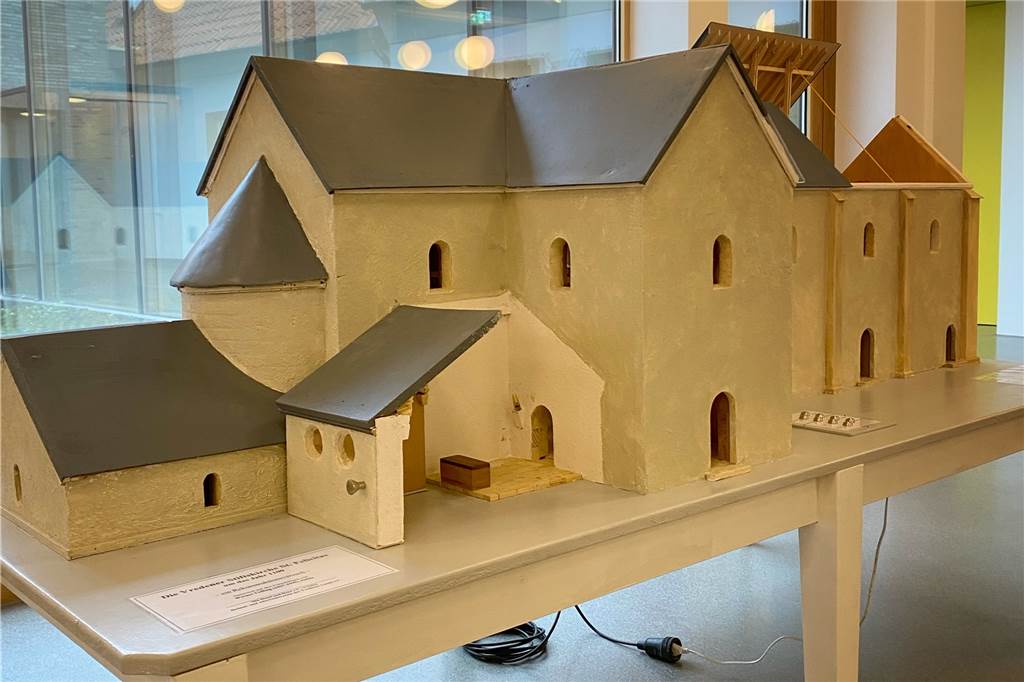 Nach 21 Jahren: Modell der Vredener Stiftskirche ist vollendet worden Das Modell der Stiftskirche, das den Bauzustand um das Jahr 1100 zeigt, ist erst im Kult und dann in der Stiftskirche selbst ausgestellt.