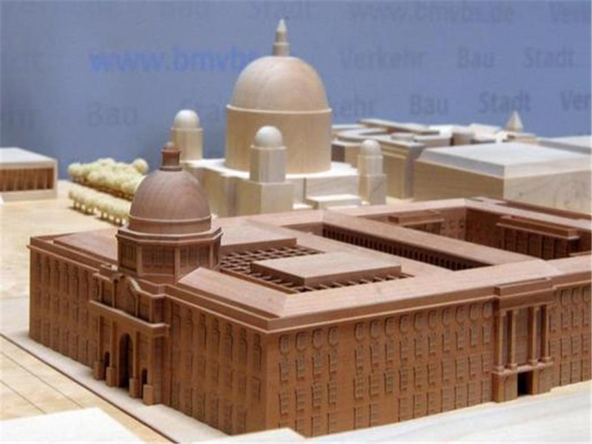 Wowereit pocht auf historische Stadtschloss-Fassade Das Modell des geplanten Humboldtforums des italienischen Architekten Franco Stella.