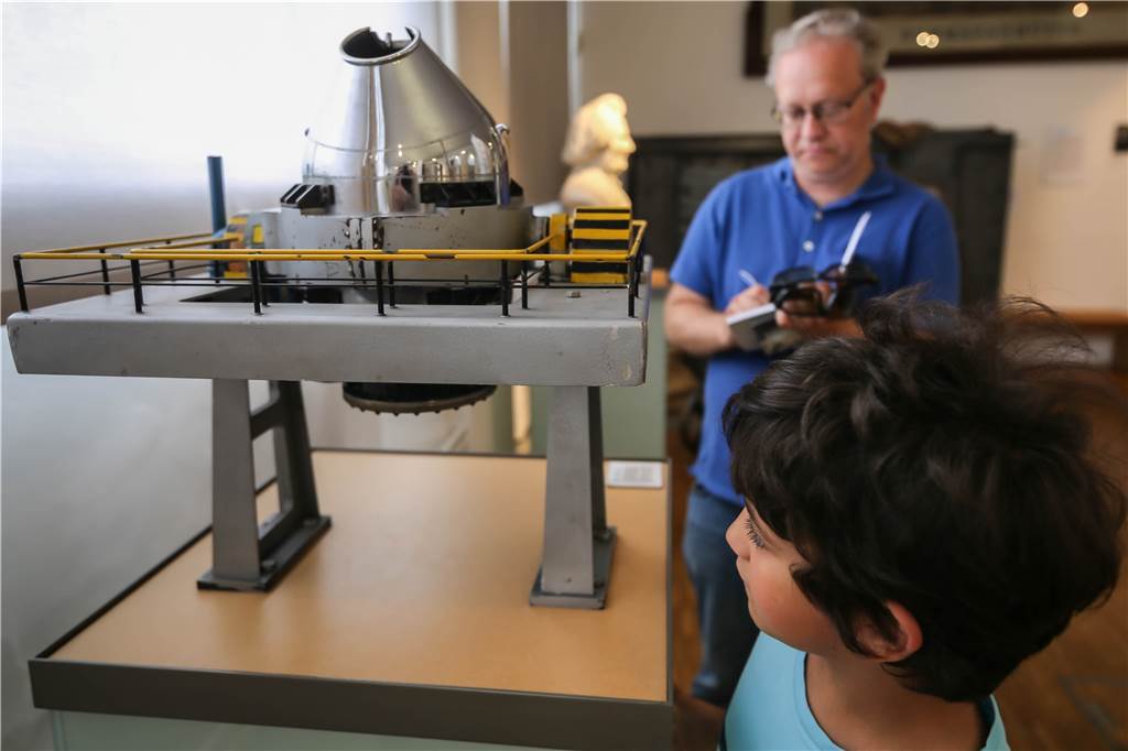 Als kleiner Stahlarbeiter im 3D-Stahlwerk Das Modell eines Bessemer-Konverters.