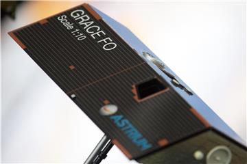 Das Modell eines Geosatelliten wird während einer Pressekonferenz im Deutschen GeoForschungsZentrum vorgestellt. Foto: Ralf Hirschberger
