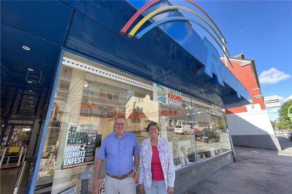 Jahreschronik des Heimatvereins Oespel-Kley ist eine spannende Lektüre Manfred Reuper und Cornelia Cuylen stehen vor dem Küchenstudio Reuper in Oespel.