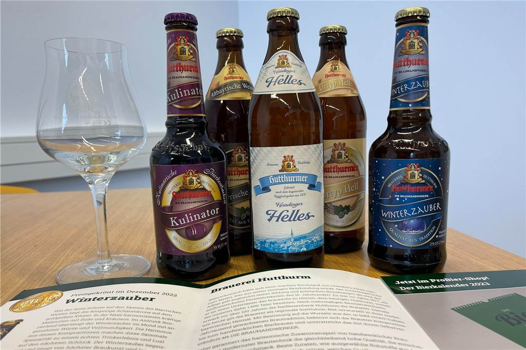Von Brambauer in die Welt: Frank Winkel verschickt Bier seit 25 Jahren Bierflaschen auf einem Tisch, davor eine Broschüre