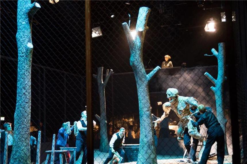 Ein Monster, das Mitgefühl weckt - „Frankenstein“ als Oper „Das Monster“ beherrscht die Szene. Foto: Christian Charisius