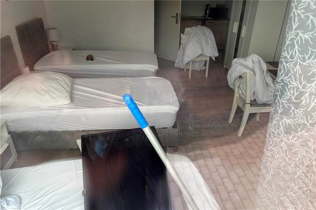 Ein Tag wie im Film fürs Motel de Winter: Spritzer führten zu Spezialeinsatz Das Motel de Winter in Ickern. An der Recklinghauser Straße war am Mittwoch, dem Tag nach dem Großeinsatz, fast schon wieder business as ususal. Nur Apartment 2 sah fast noch aus wie in der Nacht zuvor. Der Fernseher abgerissen, Flüssigkeit noch an der Tür und den Küchenmöbeln.