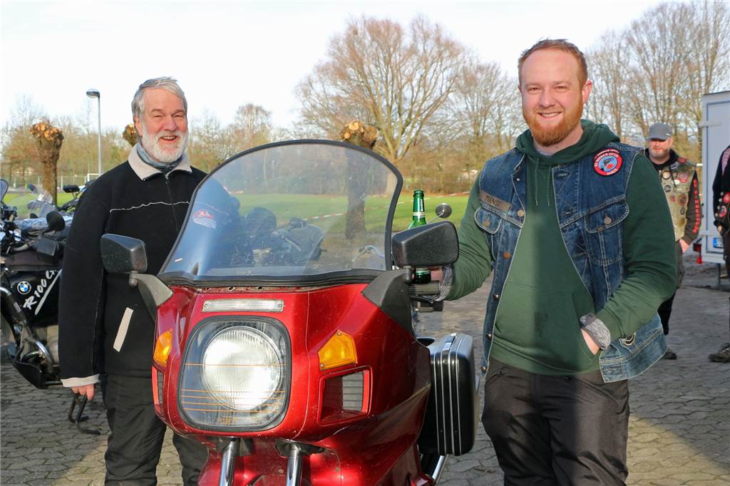 Boxenstopp beim BS Binnen Döör: Biker, Burger und das Besondere an Ahaus Das Motorrad-Gen hat Jochen Tuente (l.) aus Suderwick seinem Sohn Ole vererbt. Dieser ist mittlerweile gar selbst Mitglied im BS Binnen Döör.