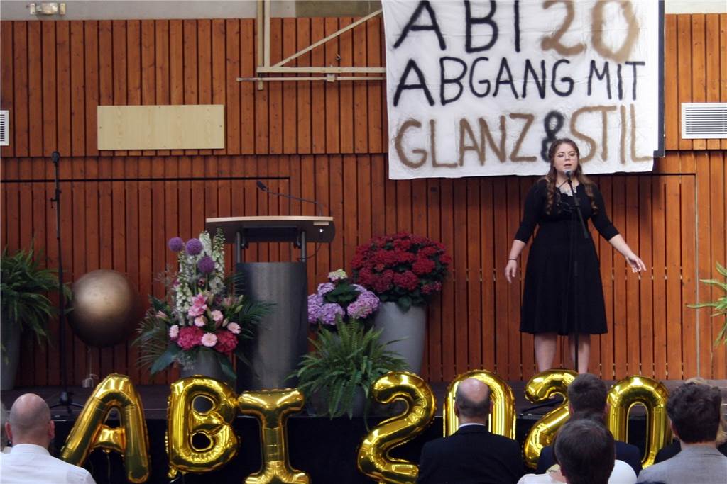 Gymnasium Maria Veen verabschiedete seine Abiturienten Das Motto des Abijahrgangs 2020: Abi 2020 mit Glanz & Stil". Aber Abiturientin Lea Röttgers hatte zum Abschluss des Gottesdienstes den Raum nur mit ihrer Stimme gefüllt und der Veranstaltung den eigentlichen Titel gegeben: „A Million Dreams“.