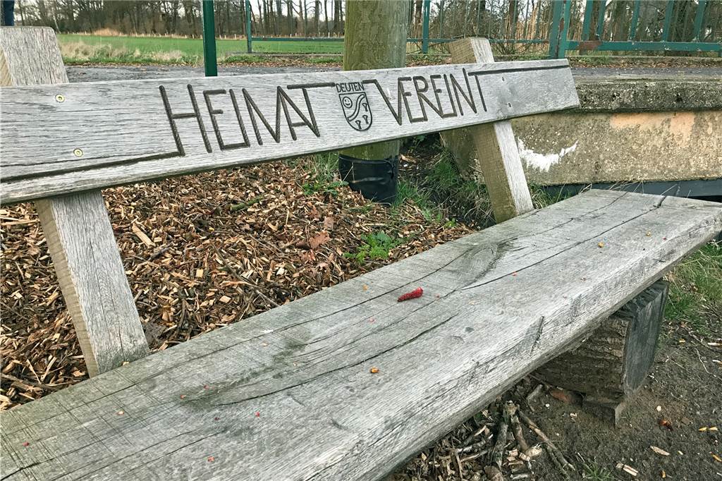 Heimatverein Deuten will das ganze Dorf packen Das Motto des Heimatvereins tragen die Bänke, die an verschiedenen Orten in Deuten stehen.