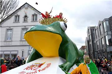 Das Motto für den diesjährigen Rosenmontagszug lautet: „Tradition und neuer Schwung, der Raesfelder Karneval hält alle jung.“