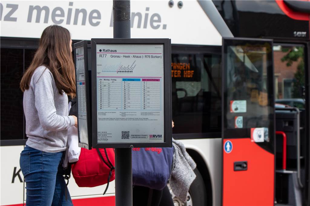 Neue Pläne für die erste digitale Bushaltestelle in Heek Das mühsame Studieren des Fahrplans soll in Heek noch in diesem Jahr an wenigstens einer Bushaltestelle der Vergangenheit angehören.