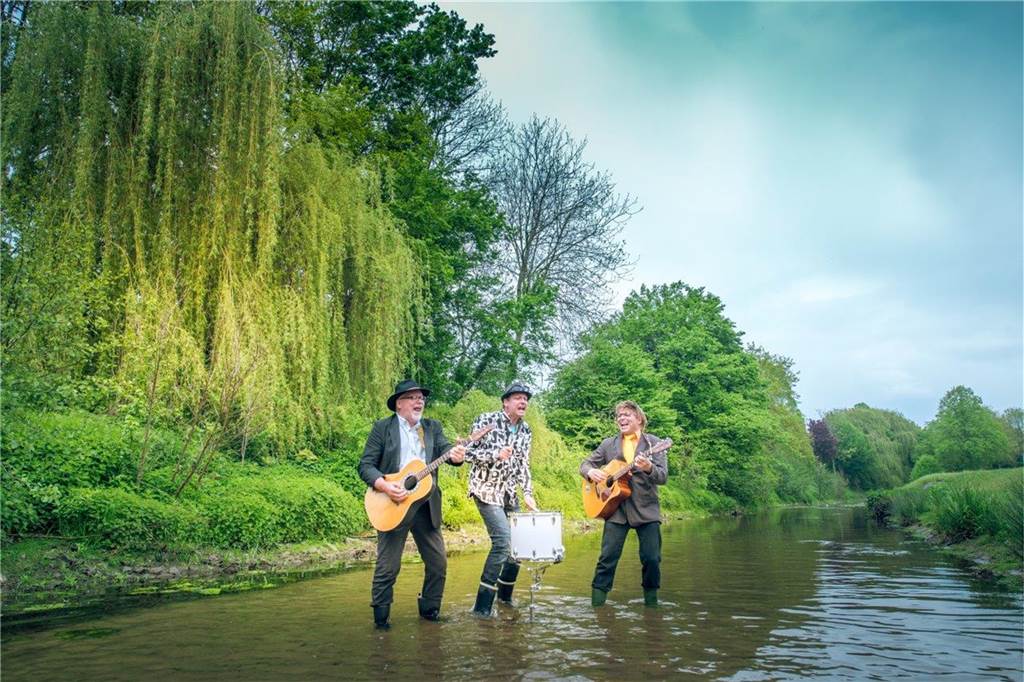 „KulTour“ 2022: Live-Event für Radfahrer auf 72 Kilometern Steverlandroute Das münsteraner Musik-Ulk-Trio "Die Drei Nikoläuse" spielt bei der "KulTour" im Bürgerpark Senden (Station 12).