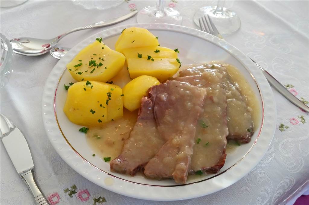Gasthaus Schwering: Alte Traditionen und frische Ideen aus Dömern Das Münsterländer Zwiebelfleisch mit Petersilienkartoffeln