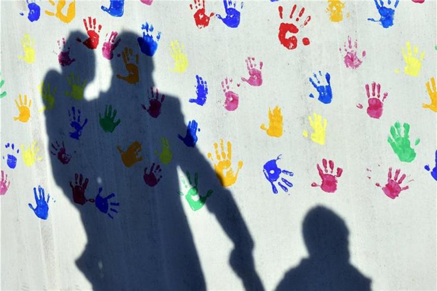 Wie man Kinder auf Notfälle vorbereitet Das müssen die eigenen Kinder wissen: Wenn sie bei einem gemeinsamen Ausflug plötzlich Mama oder Papa nicht mehr finden können, sollen sie andere Menschen aktiv ansprechen und um Hilfe bitten. Foto: Peter Kneffel