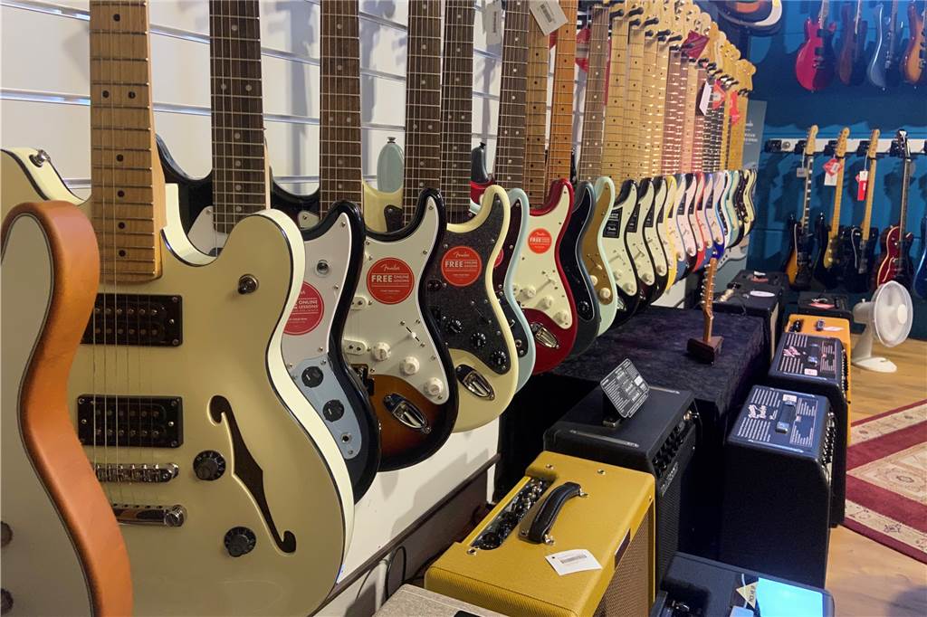 Dortmunder Kult-Laden feiert Geburtstag: Harte Zeiten, optimistische Gründer Das „Musik Center Dortmund" bietet Dutzende E-Gitarren an.