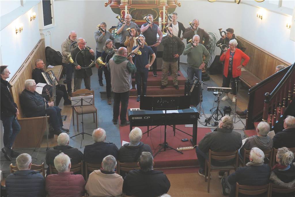 Urbane Künste Ruhr machen Station in Schermbeck Das Musikvideo zu Schermbeck entstand unter Mitwirkung der Gahlener Jagdhornbläser, hier ein Foto vom Offenen Singen in der Dorfkirche.