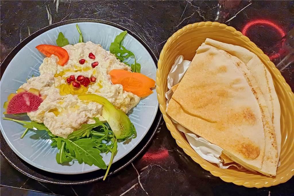 Noa Garden im Heidehof: Paradiesisch speisen in Dschungelatmosphäre Das Mutabbal mit Fladenbrot