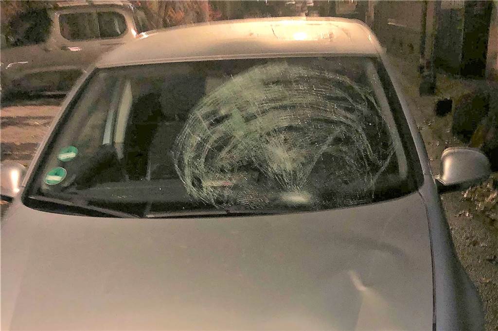 Unfall: Foto zeigt Wucht des Aufpralls – „Verkehrsplanung aus den 50ern“ Das mutmaßliche Unfallauto: Hier ist deutlich die Wucht des Aufpralls zu erkennen.