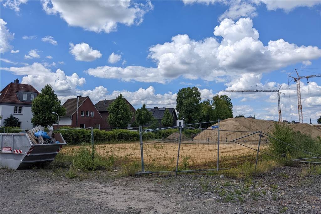Neubau-Projekt: 44 hochwertige Mietwohnungen für Senioren in Dorsten Leeres Grundstück.