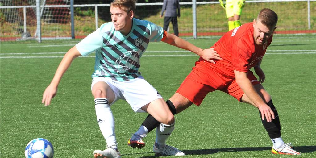 Lokalduell zwischen TuS Holzen-Sommerberg und Hörder SC: Ein spätes Tor entscheidet Eine Spielszene aus dem Nachbarschaftsduell zwischen dem TuS Holzen-Sommerberg und dem Hörder SC.