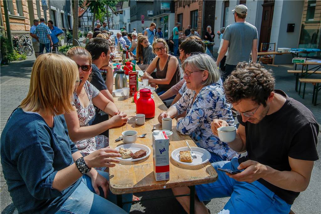Keine Veranstaltungen – Heimatverein hält Überraschungen bereit Das Nachbarschaftspicknick in der Williburgstraße hatte 2015 Premiere.