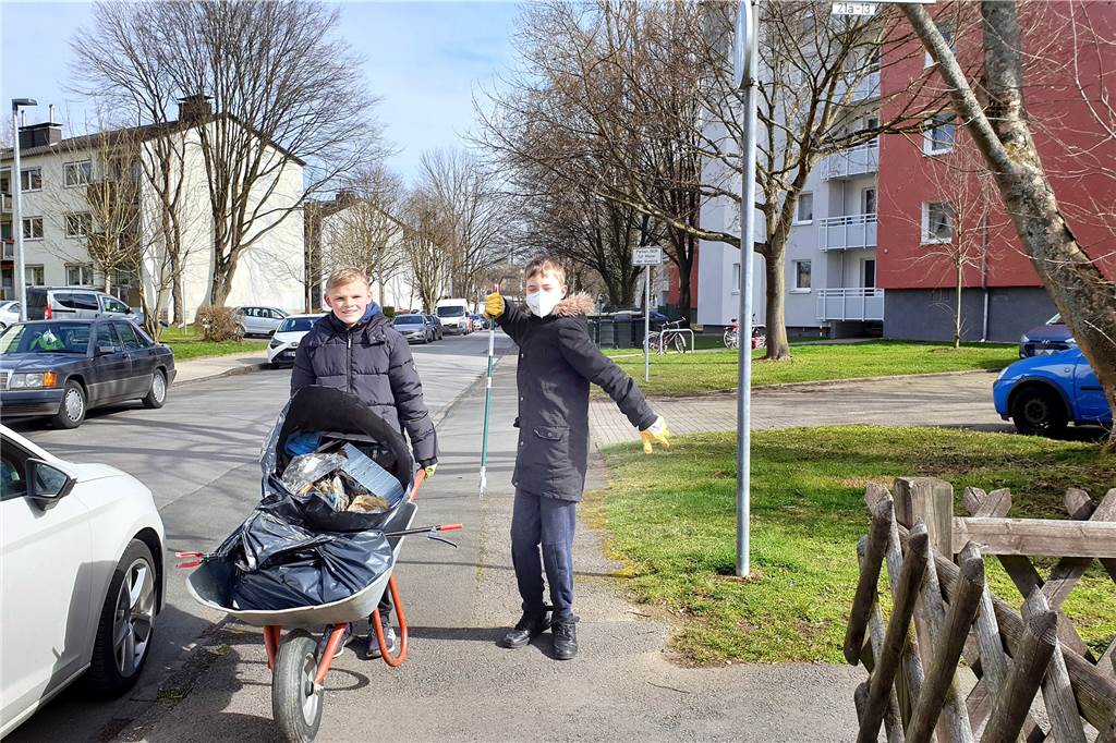 Schwerte putz(t) munter mal anders: Mit Maske und Müllsack-Drive-in Das Nachbarschicht 23 machte mit 22 Nachbarn, darunter sieben Kinder, Ordnung an der Oberen und Unteren Meischede sowie an einem Teil der Hagener Straße. Weggeräumt wurden unter anderem ein Dreirad und ein Teppich.
