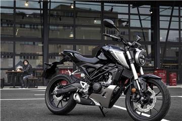 Das Naked Bike Honda CB125R dürfte Anfang 2018 bei den Händlern in vier Farben verfügbar sein. Foto: Honda/dpa-tmn