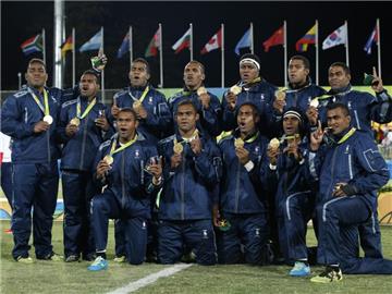 Das Nationalteam im 7er-Rugby aus Fidschi posiert stolz mit der ersten Goldmedaille des Landes. Foto: Yoan Valat