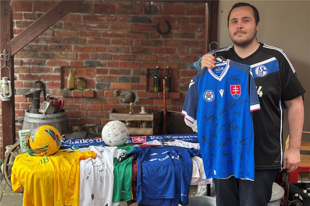 Ahauser sammelt Fußballtrikots aus der ganzen Welt Er präsentiert das signierte Nationaltrikot der Slowakei.