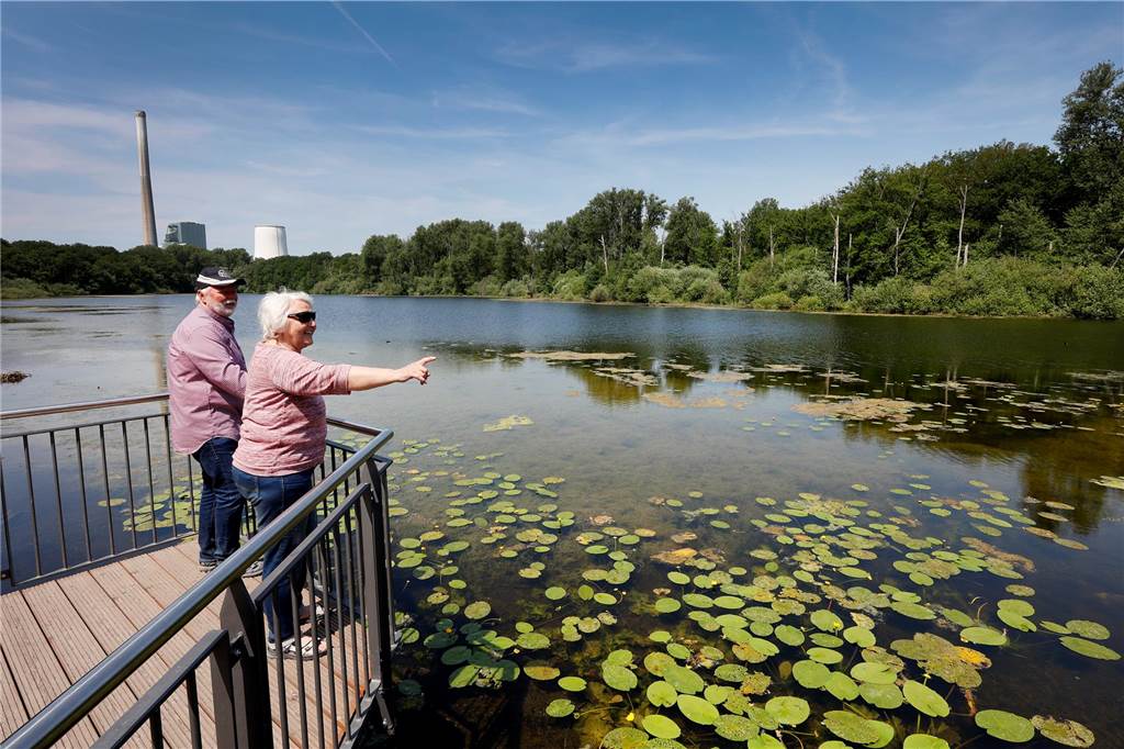Ein Mann und eine Frau stehen auf einem Steg am Beversee in Bergkamen.