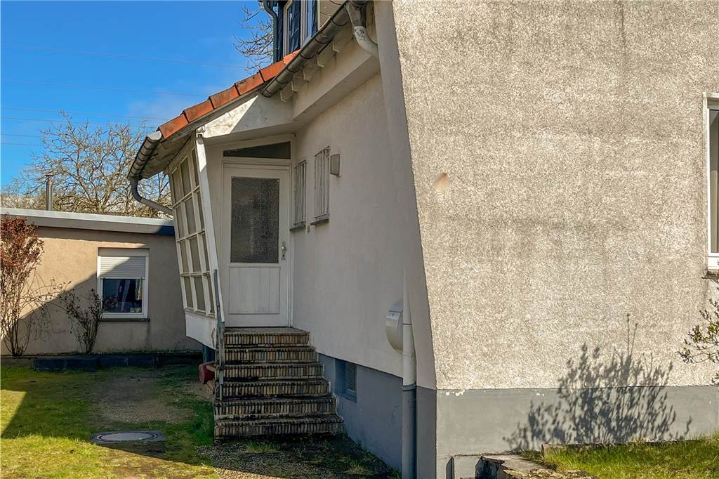 Einfamilienhaus in Dorsten kommt unter den Hammer Das Nebengebäude war als Garage genehmigt, ist aber als Büro errichtet worden. Möglicherweise droht der Abriss.