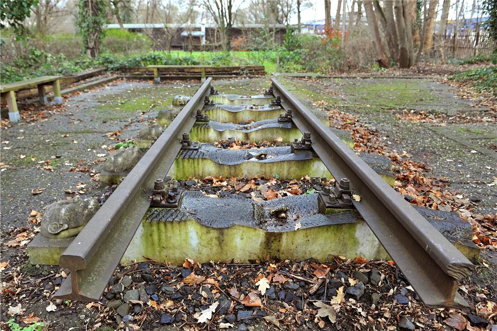 Studierende des Studienwerks Villigst setzen KZ-Gedenkstätte in Stand Das Nebenlager des Konzentrationslagers Buchenwald, an das die Gedenkstätte heute erinnert, befand sich auf dem Gelände des damaligen Ausbesserungswerkes der Deutschen Reichsbahn.