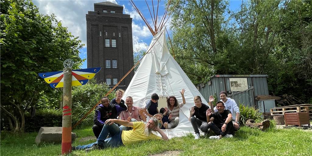 Das neu errichtete Tipi ist für viele Kinder ein absolutes Highlight auf dem Gelände am Malakow-Turm. Yasmine Ait Ichou (Mitte) ist froh, dass die Kinder mit dem Zelt einen neuen Rückzugsort dazugewonnen haben.