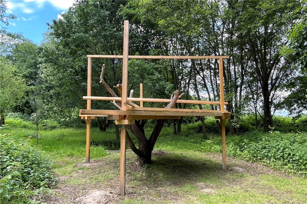 Das neue Baumhaus befindet sich noch in der Bauphase. Die Kinder, die den „Neuen Lernort“ besuchen, durften das Haus nach ihren Wünschen gestalten.